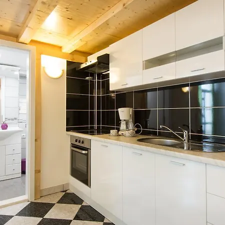 Storia * تروغير